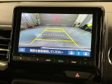 リバースギアに入れるだけで後方の表示へ切り替わります。夜間や雨の日の駐車も楽になりますよ。