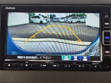 駐車時の安全確認をサポートするバックカメラも使用できます。インターナビで様々な情報を得ることもできます。