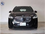 【BMWの伝統】BMWの特徴的な&ldquo;キドニーグリル&rdquo;は、80年以上続く伝統の形でございます。変わらないこだわりのデザインが、プレミアムブランド&ldquo;BMW&rdquo;を創り出します。