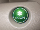 葉っぱマークのECONスイッチ!スイッチをONにするだけで、エンジンやエアコンなどを協調制御。燃費の向上に貢献します!