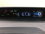とっても見やすいメーターです。夜間時はラグジュアリーな気分にさせてくれる照明が魅力ですので、夜のドライブも楽しみになりますよ♪