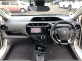 シンプルながら機能性溢れる運転席廻りです。視界性もよく、運転しやすいですよ。