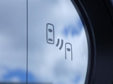 ブラインドスポットモニター付きで斜め後ろの死角からの車両の接近を表示いたします。