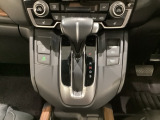 CVT車のセレクトレバーです。低速から高速まで、変速ショックのないスムーズな走りと、エンジン効率のよい領域を維持して燃費にも貢献します。サイドブレーキはスイッチ操作の電子制御パーキングブレーキです。