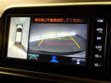 【全周囲モニター】車を上空から見下ろしたような映像をカーナビ画面に映し出し、車庫入れや縦列駐車をサポートしてくれます。