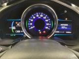 ハイブリット車専用のメーターです。中央のスピードメーターより左右のサブデスプレイで燃費や動力伝達などの情報が見れるようになっています。