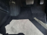 運転席フロアマットに破れやほつれは見当たりません。