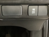 VSA装備車です。VSAはドライバーの操作と車の動きを見守っています。もし車の挙動が乱れたとき、4輪別々にブレーキをかけたり、エンジンパワーをしぼることによって車を安定させます。