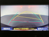 【バックガイドモニター】後方の映像をナビ画面に表示するだけでなく、ステアリング操作に連動して動くガイド線も同時に表示!予想進路の確認をしながら後退できるので便利です!