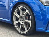 19インチ純正アルミホイール装備 全車両に標準装備の純正アルミホイールは、純正ならではのバランスの良いデザインと、走行安定性をお楽しみ頂けます。