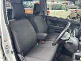 【フロントシート】高めのヒップポイントで見晴らしが良く、運転もしやすいですよ◎運転席アームレストがついているので長距離運転時の疲労軽減になりますよ◎