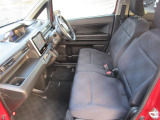 フロントシートはベンチシートです。インパネシフトで足元は広々。運転席と助手席はウォークスルーできます。