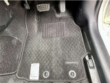 運転席フロアマットは使用感はありますが破れやほつれはありません。