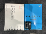 スマートキーは鍵をバッグに入れたままでもドアロックの開閉やエンジンのON・OFFができます。夜間や雨の日も鍵を探さなくて良いので便利です。