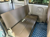 【リアシート】固定型のシートですが、この車両ではほとんどの場合、足元へ折りたたみ収納されています。