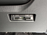 【ETC】有料道路を利用する際に料金所で停止することなく通過できる、ETC車載器(ノンストップ自動料金収受システム機器)が装備されています。セットアップを行うことで利用可能になります。
