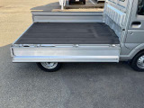 三方向に開くアオリで、どの方向からでも荷物の積み下ろしがラクラクです。