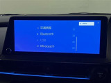 タッチパネル式のモニター機器。スマホと連携することで、指定アプリをモニター上で操作可能。