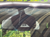 【エマージェンシーブレーキ】走行中に前方の車両等を認識し、衝突しそうな時は警報とブレーキで衝突回避と被害軽減をアシスト。より安全にドライブをお楽しみいただけます。