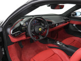 こちらは左ハンドルのお車でございます。内装色はRosso Ferrariを選択しております。