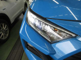 精悍な3灯式LEDランプ+LEDクリアランスランプ+LEDデイライト(オートレベリング機能付)