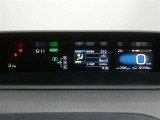 各操作スイッチは使いやすい位置に配置され、とっても見やすいメーターです。夜間時はラグジュアリーな気分にさせてくれる照明が魅力ですので、夜のドライブも楽しみになりますよ♪