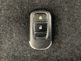 スマートキーを装備しています。鍵を差し込むことなくドアロックの開け閉めと、スタートボタン操作でのエンジンスタートができます。