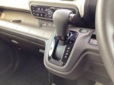インパネシフトだから視線の移動も少なく足元もスッキリ♪運転席もゆったりしているのでゆとりを持ってドライブできますね!