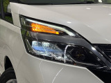 【LEDヘッドライト】悪天候や夜間走行時も良好な視界を確保し安心して運転できる高輝度LEDヘッドライトを装備!点灯速度が早く、消費電力も抑えられています。