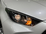 【LEDヘッドライト】悪天候や夜間走行時も良好な視界を確保し安心して運転できる高輝度LEDヘッドライトを装備!点灯速度が早く、消費電力も抑えられています。