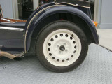 タイヤは、AVON製の155/65R14と一般的な軽自動車のサイズで、お財布にも優しいです。