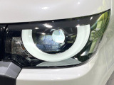 【LEDヘッドライト】悪天候や夜間走行時も良好な視界を確保し安心して運転できる高輝度LEDヘッドライトを装備!点灯速度が早く、消費電力も抑えられています。