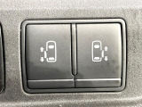 【両側スライドドア】駐車場で隣の車との間隔が狭く乗りにくい時、スライドドアなら安心!ドアオープン時も幅を取らず、開口部が広いので乗り降りがとっても簡単です。大きな荷物の出し入れも後席から可能♪