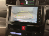 車庫入れなど後進運転時に死角をモニターで確認ができて安全です♪ ステアリング操作の参考になるガイド線も表示しますので車庫入れがニガテな方も安心ですネ!
