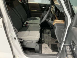 運転席まわりです。運転席からの視界が左右に広く隅々まではっきりと見渡せます!クルマの前端も把握しやすく安心して運転できます!