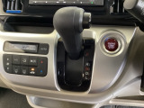 CVT車のセレクトレバーです。低速から高速まで、変速ショックのないスムーズな走りを実現するとともに、エンジン効率のよい領域を維持することで燃費にも貢献します。