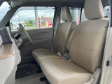 フロントシートはベンチシートです。インパネシフトで足元は広々。運転席と助手席はウォークスルーできます。