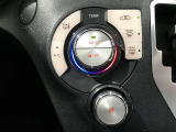 オートエアコンです。運転席、助手席それぞれで独立して温度設定ができます。冷え性の方が乗っても安心ですね♪