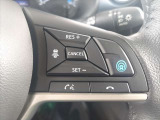 高速道路単一車線の運転支援機能、「プロパイロット」のステアリングスイッチ。一般道では先行車追従機能のアダクティブ クルーズコントロールのみご使用頂けます。