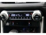 運転席と助手席、それぞれ温度調節ができ、オールシーズン快適なオートエアコンとなっております!