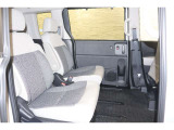 2列目シートも足元はゆったりしており快適にお座り頂けます!チャイルドシートの取り付けにも対応しており、後部座席にお乗りの方も楽しく広々と使用できます!!