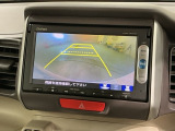 リバースギアに入れるだけで後方の表示へ切り替わります。夜間や雨の日の駐車も楽になりますよ。