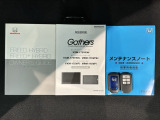 スマートキーは鍵をバッグに入れたままでもドアロックの開閉やエンジンのON・OFFができます。夜間や雨の日も鍵を探さなくて良いので便利です。