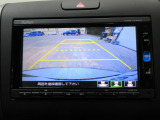 バックカメラの画像です。ガイドラインがスムースな車庫入れをサポートいたします。車庫入れの安心感がアップしますね。