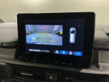 リバースギアに入れるだけで後方の表示へ切り替わります。夜間や雨の日の駐車も楽になりますよ。