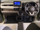 車内は光触媒抗菌消臭施工済です。インパネ周りはスタイリッシュなデザインで機能や装備も充実しています。グローブボックスやカップホルダーのほかにトレーなどたくさんの収納スペースが付いています。