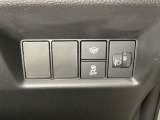 ハンドルの右側にはヘットライトリベライザーとVSA(ABS+TCS+横滑り抑制)の解除スイッチがついています。ヘッドライトリベライザーは道路状況や積荷の加重に応じてライトの高さを調節できます。