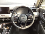 上質な革を使用することで、手にしっかり馴染みとても運転しやすいハンドルとなっています。