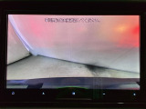 ギヤをR(バック)に入れるとナビの画面に後ろの映像が映るリアカメラ付です。後退時、コンディションが悪い視界でもカラーバックモニターがドライバーをサポートします。