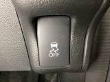 VSA装備車です。VSAはドライバーの操作と車の動きを見守っています。もし車の挙動が乱れたとき、4輪別々にブレーキをかけたり、エンジンパワーをしぼることによって車を安定させます。